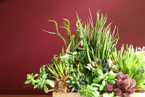 Anya Blue, kompozycja w białej donicy z niebieskimi dodatkami, wys.38cm