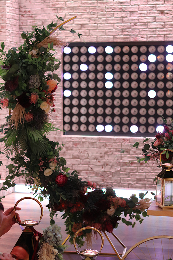 Jasmina Crescent, dekoracja kwiatowa na księżycu, wypożyczenie, wym.200x144cm