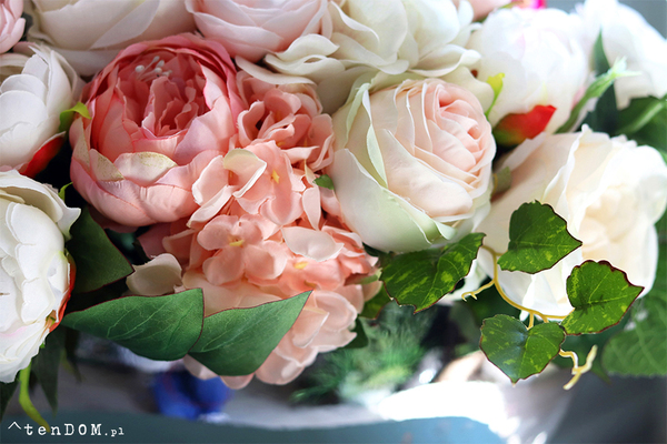 bogata kompozycja kwiatowa, Abella Big 2, wys.35x56x30cm 