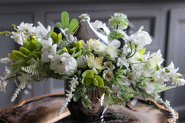 Blue Relis, wielkanocny stroik w lustrzanym naczyniu, wys.26cm