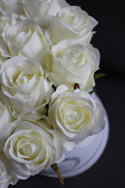 kompozycja kwiatowa / bukiet Flowerbox White&Ecru, wys.26cm