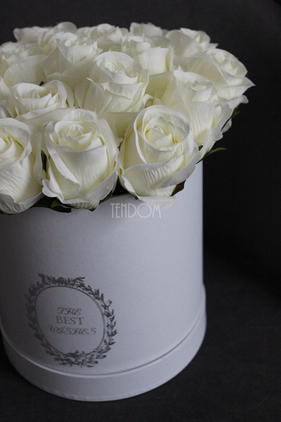 kompozycja kwiatowa / bukiet Flowerbox Roses Ecru, wys.32cm