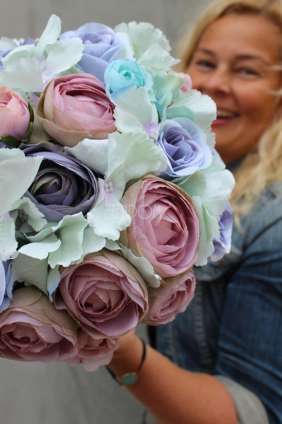 Leila kompozycja kwiatowa w lustrzanym naczyniu/ bukiet wys.28cm