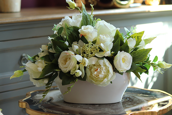 Fenicja, kompozycja z białych kwiatów na stół, wym.25x45x28cm