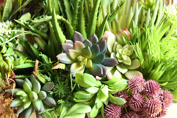 Anya Blue, kompozycja w białej donicy z niebieskimi dodatkami, wys.38cm