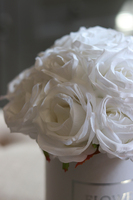 Anielski Flowerbox, biały flowerbox z różami, wys.26cm