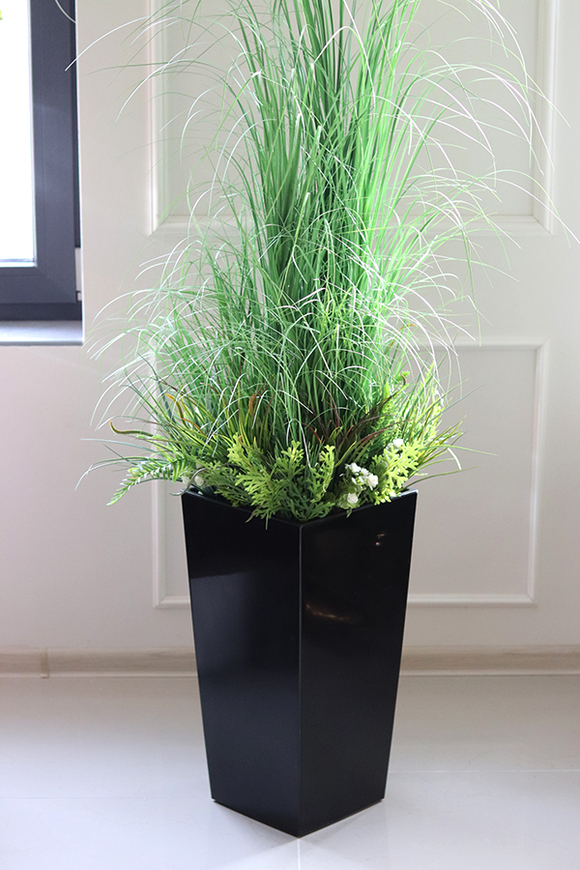 Renala Black, kompozycja z traw z sukulentami w donicy, wys.155cm