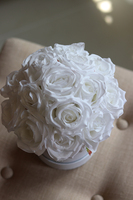 Anielski Flowerbox, biały flowerbox z różami, wys.26cm