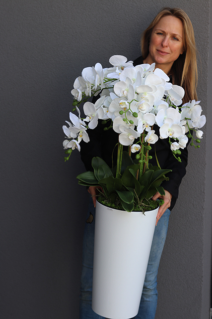 Mediolan White, sztuczny storczyk w wysokiej białej donicy, wys.104cm