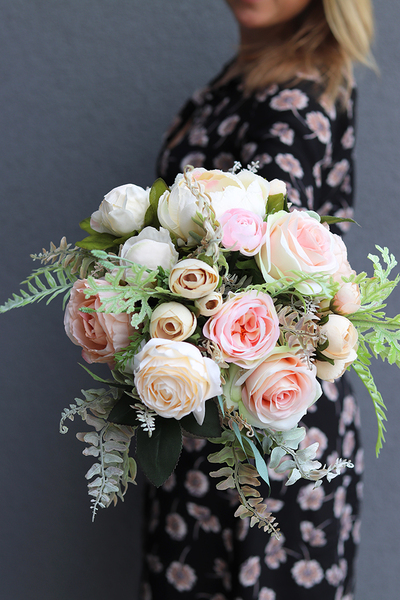 Eligia Renoma, kompozycja kwiatowa w stylowym szarym pucharze, wys. 33cm