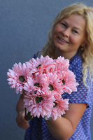 Gerbery Flamenco, bukiet łososiowo-różowych kwiatów, dł.51cm