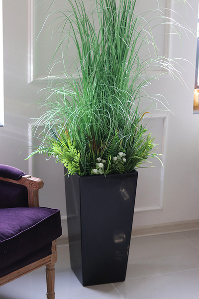 Renala Black, kompozycja z traw z sukulentami w donicy, wys.155cm
