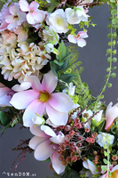 atrakcyjny wianek kwiatowy z magnolią, Barcelitta 2 Subtelle, śr.58cm 