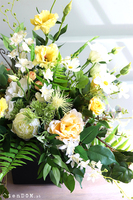 Promień Słońca, kompozycja nagrobna w czarnej donicy, wym.56x75cm 