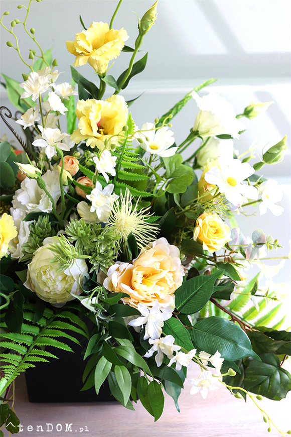 Promień Słońca, kompozycja nagrobna w czarnej donicy, wym.56x75cm 