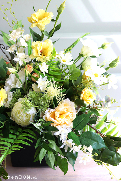 Promień Słońca, kompozycja nagrobna w czarnej donicy, wym.56x75cm 