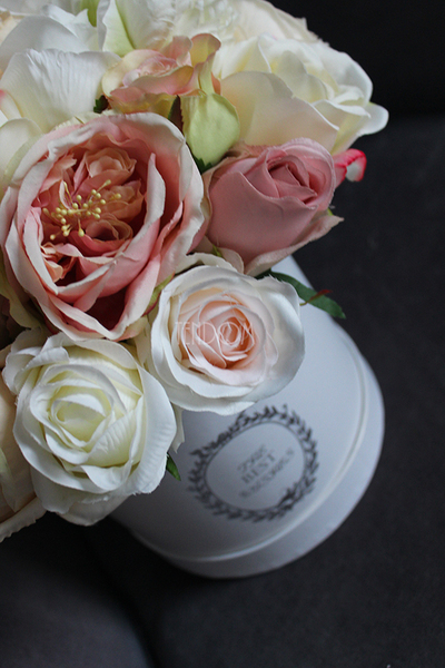 kompozycja kwiatowa / bukiet Flowerbox Maria Antonina, wys.32cm