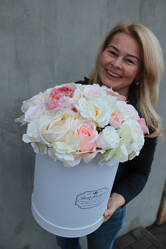 First Romance, kompozycja kwiatowa / bukiet Flowerbox, wys.38cm