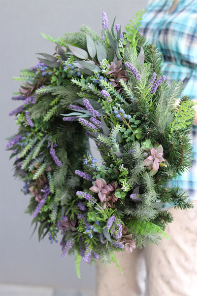 Duży wianek z wrzosem na drzwi