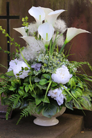 bukiet nagrobny w białym naczyniu, White Angels, wys.70cm 