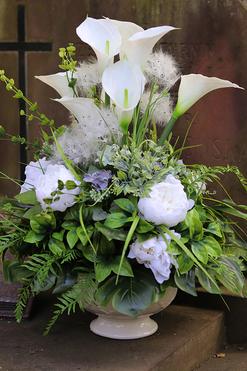 bukiet nagrobny w białym naczyniu, White Angels, wys.70cm 