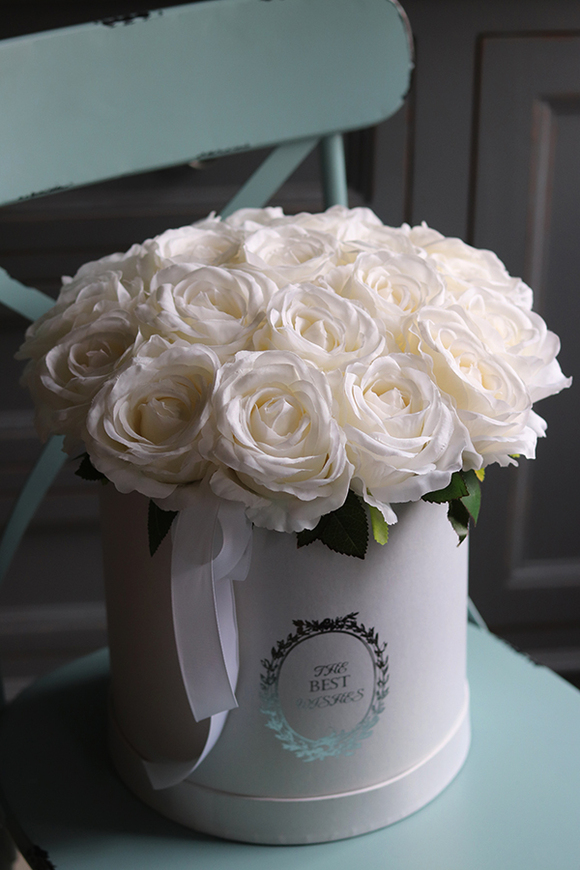Biała Rezydencja, flowerbox z wysokiej jakości śmietankowymi różami, wys.35cm