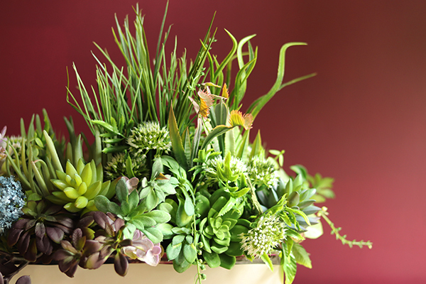 Anya Blue, kompozycja w białej donicy z niebieskimi dodatkami, wys.38cm