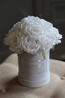 Anielski Flowerbox, biały flowerbox z różami, wys.26cm