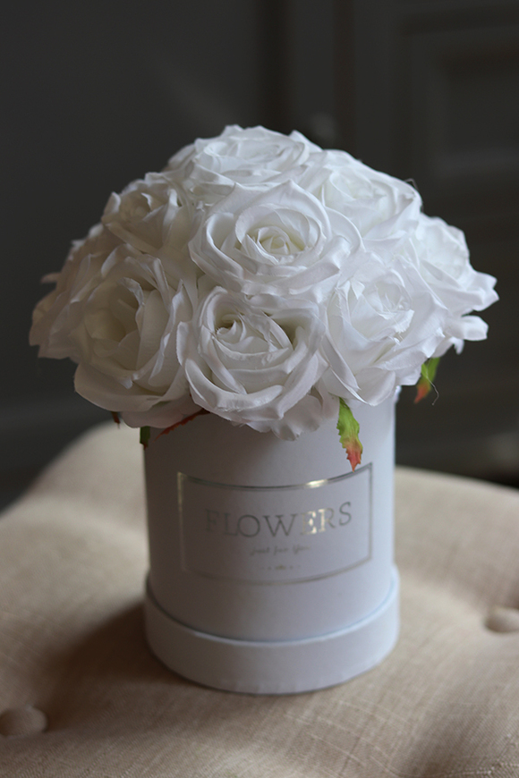 Anielski Flowerbox, biały flowerbox z różami, wys.26cm