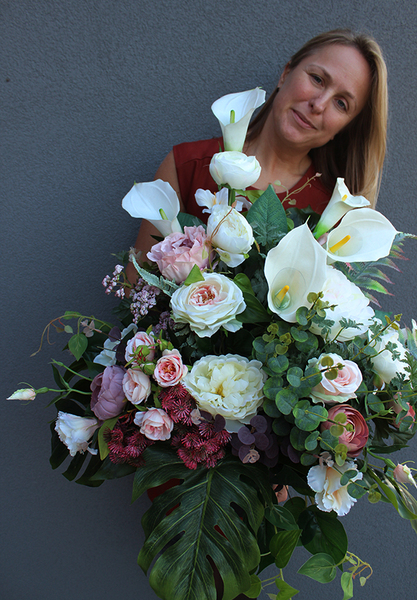 Eleonora, ekskluzywna kompozycja nagrobna z kallami, wym.68x65x50cm