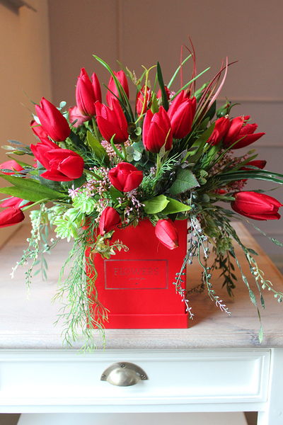 Czerwone Tulipany, kompozycja kwiatowa / bukiet / flowerbox, wys.34cm
