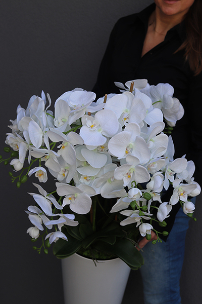 Mediolan White, sztuczny storczyk w wysokiej białej donicy, wys.104cm