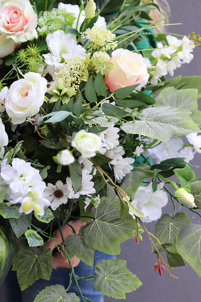 Ramena White, kompozycja nagrobna w czarnej misie, wym.45x65cm 