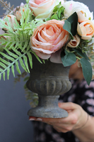 Eligia Renoma, kompozycja kwiatowa w stylowym szarym pucharze, wys. 33cm