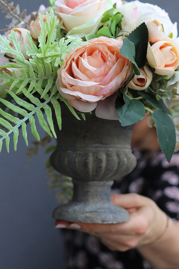 Eligia Renoma, kompozycja kwiatowa w stylowym szarym pucharze, wys. 33cm