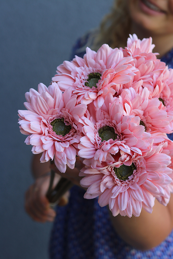 Gerbery Flamenco, bukiet łososiowo-różowych kwiatów, dł.51cm