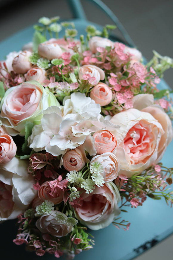 kompozycja kwiatowa w lustrzanym naczyniu, Magia Kwiatów, wys.24cm