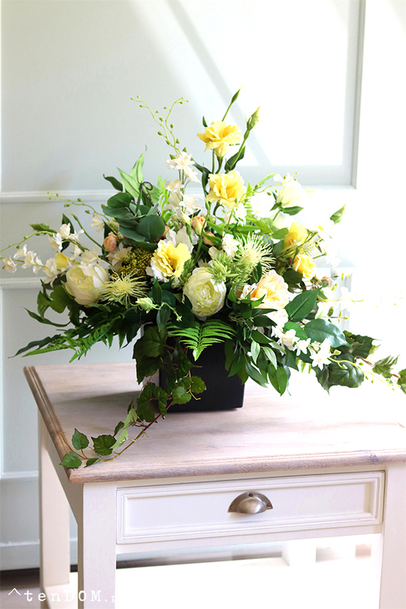 Promień Słońca, kompozycja nagrobna w czarnej donicy, wym.56x75cm 