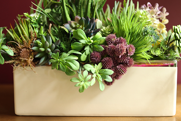 Anya Blue, kompozycja w białej donicy z niebieskimi dodatkami, wys.38cm