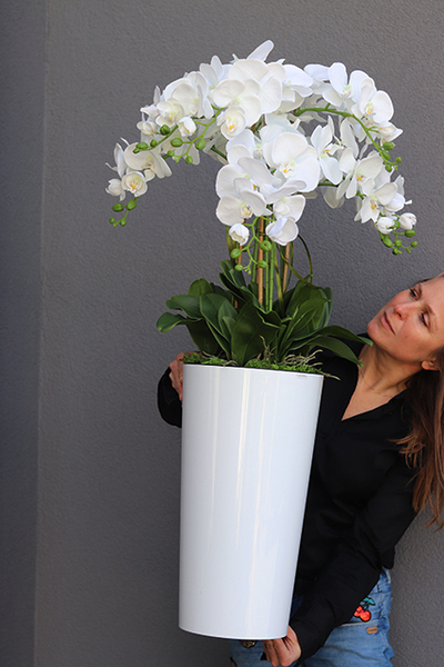 Mediolan White, sztuczny storczyk w wysokiej białej donicy, wys.104cm