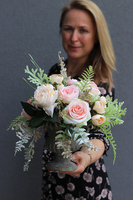 Eligia Renoma, kompozycja kwiatowa w stylowym szarym pucharze, wys. 33cm