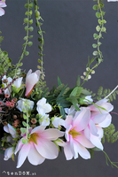 atrakcyjny wianek kwiatowy z magnolią, Barcelitta 2 Subtelle, śr.58cm 
