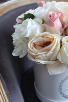 kompozycja kwiatowa / bukiet Flowerbox Maria Antonina, wys.32cm