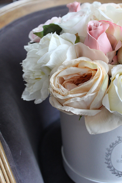 kompozycja kwiatowa / bukiet Flowerbox Maria Antonina, wys.32cm