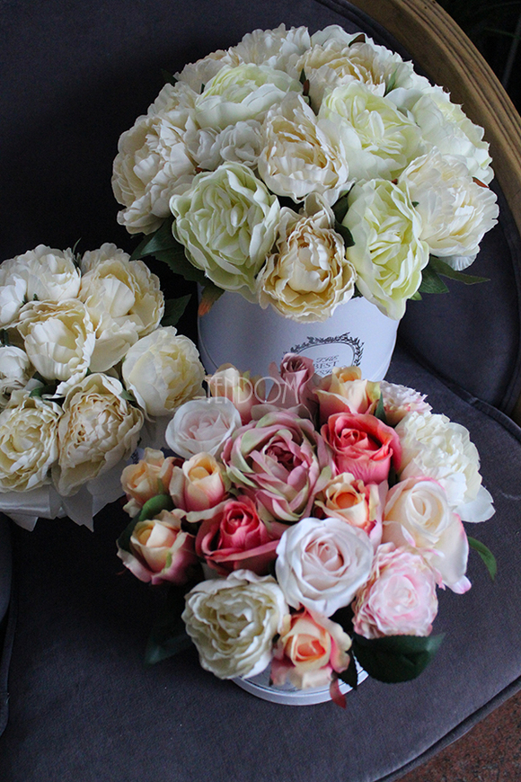 kompozycja kwiatowa / bukiet Flowerbox Maria Antonina, wys.25cm