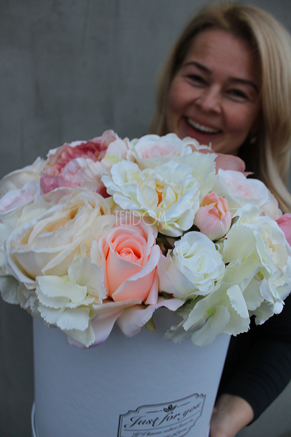 First Romance, kompozycja kwiatowa / bukiet Flowerbox, wys.38cm