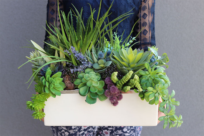 Anya Blue, kompozycja w białej donicy z niebieskimi dodatkami, wys.38cm