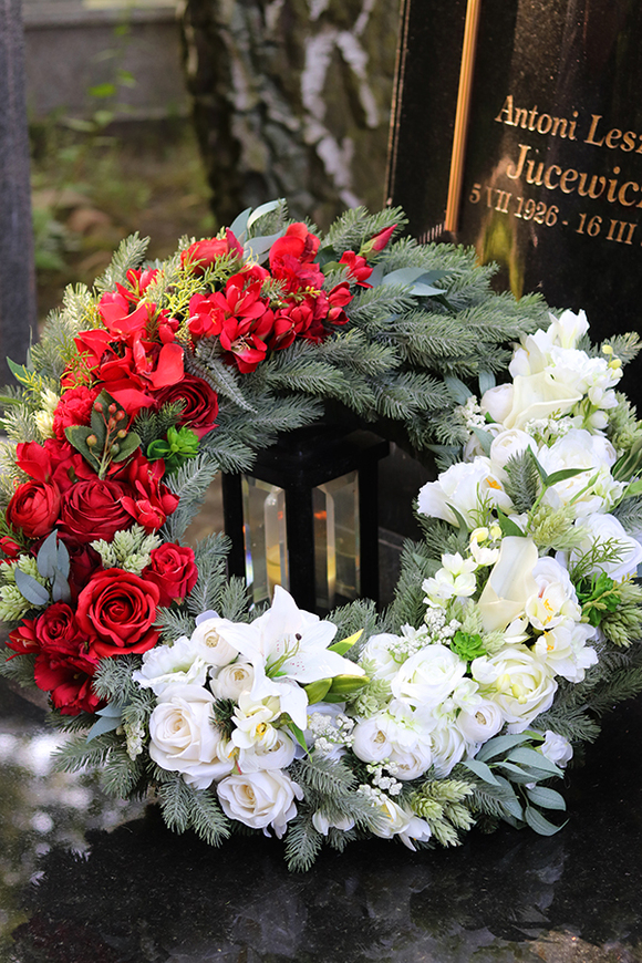 Biel i Czerwień XXL, bogaty wieniec / wiązanka nagrobna, śr.66cm