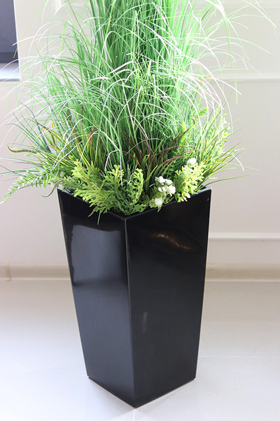 Renala Black, kompozycja z traw z sukulentami w donicy, wys.155cm