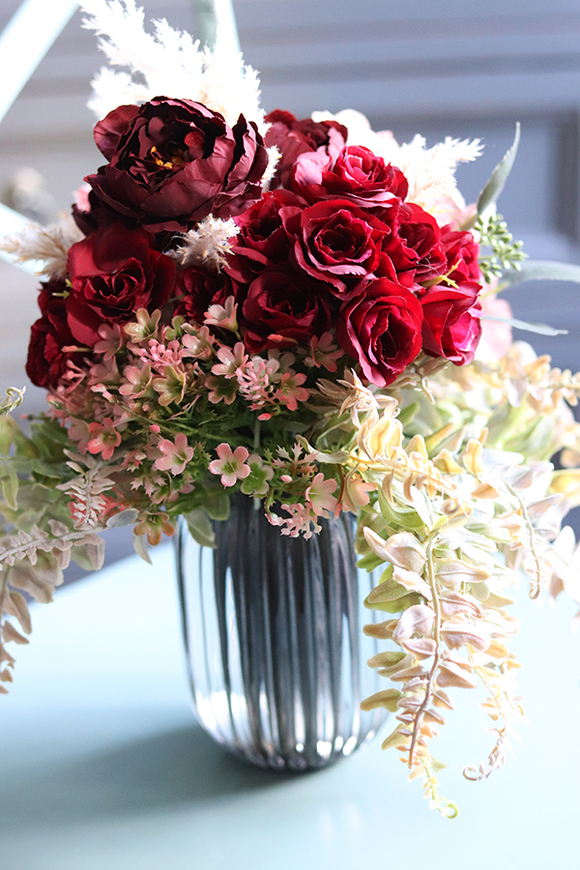 Jasmina Amore, bukiet kwiatowy w szklanym wazonie, wys.27cm